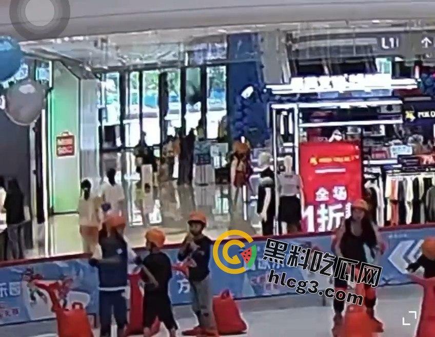 肇庆四会市攀岩小孩掉下来的惊悚瞬间，家长们心碎不已！