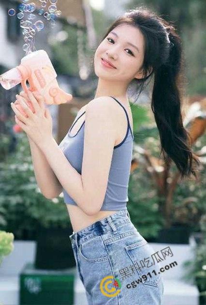 海角大神与19岁女儿的激情夜：白袜网袜双重迎合，电动棒震天地动，父女激情爆发，极致快感！