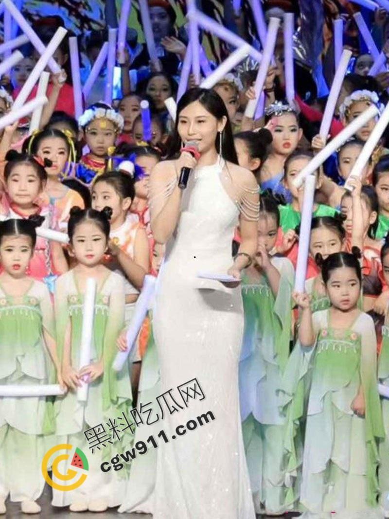 天津舞蹈老师【徐紫璇】骗钱性爱丑闻曝光！性感裸挑逗金主，爆乳露体，粉穴湿滑，后入爆操极品身材-5