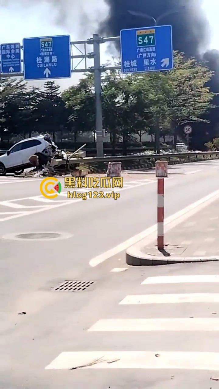 马路是我家!佛山南海小车实线变道 追尾撞上小车油箱爆炸 很惨烈!-7