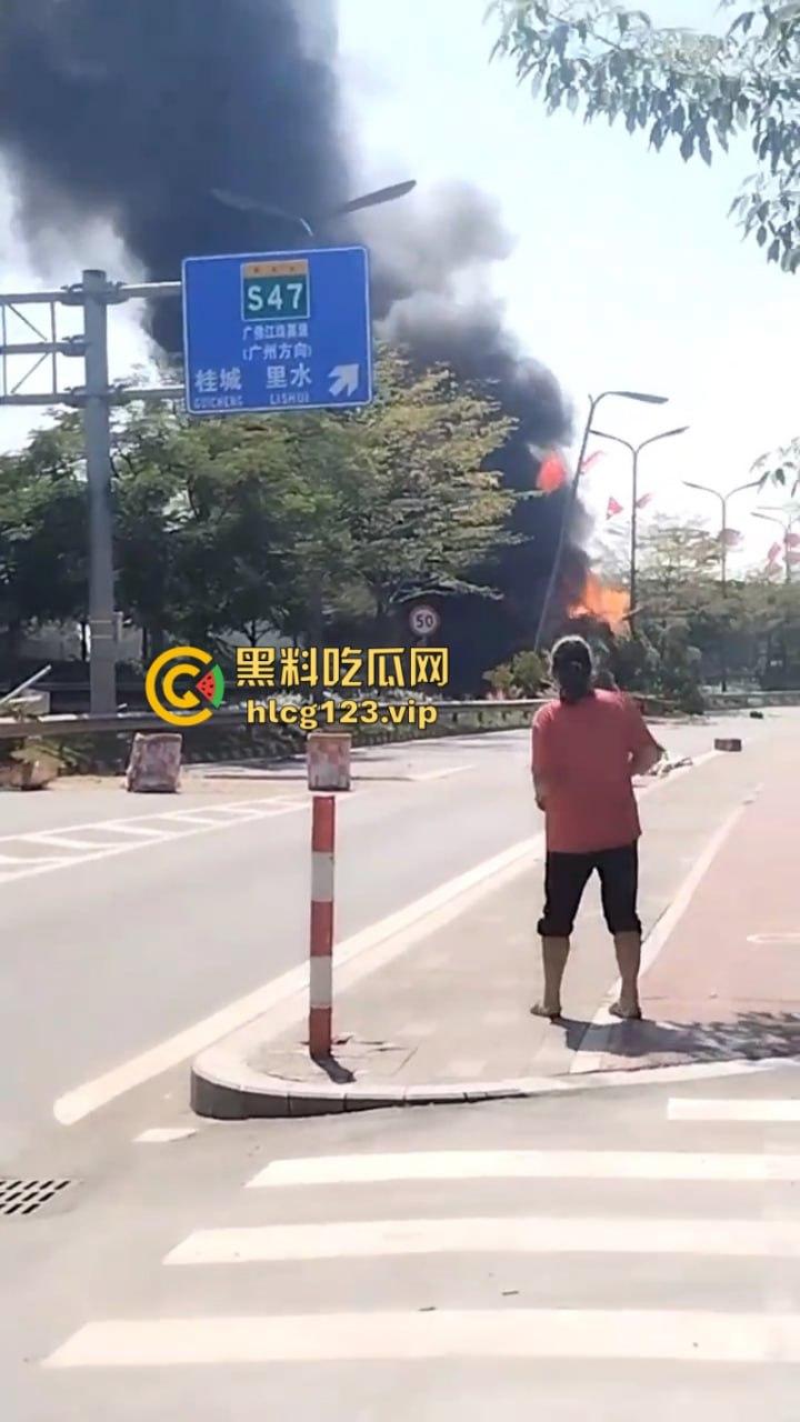 马路是我家!佛山南海小车实线变道 追尾撞上小车油箱爆炸 很惨烈!-8