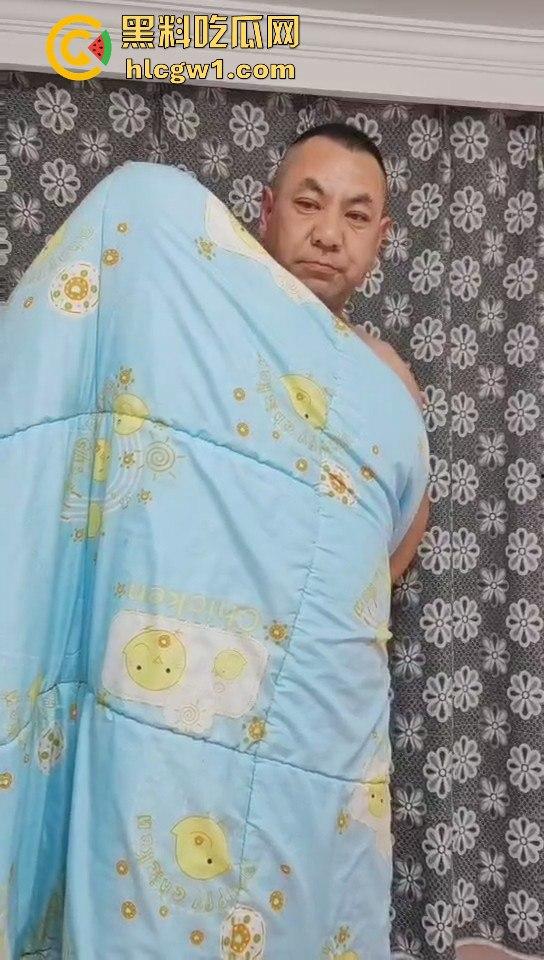 南昌捉奸场面火爆！刀都架婊子脖子上了，狗男人还裹被子怕走光，真是笑死人！