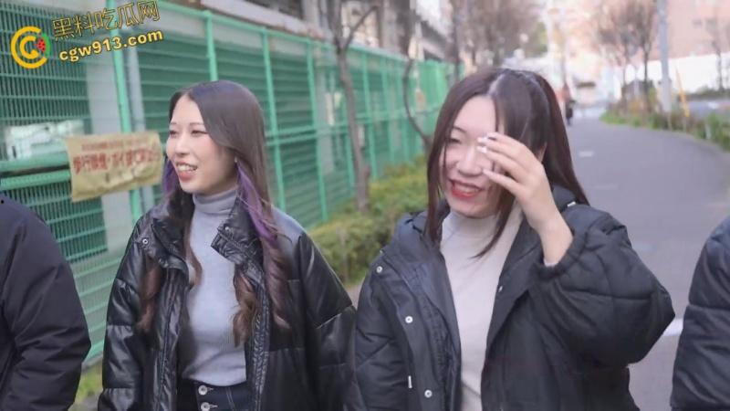 日本新年参拜，搭讪牛仔裤姐妹花，有说有笑邀约5p，轮番抽插淫穴，性感肥臀被操得啪啪作响！