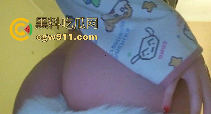 重庆清纯【刘柳婉】裸聊自慰视频曝光，白嫩巨乳夹铃铛诱惑，男厕所开档黑丝扣穴，撸点爆棚让人上瘾！-8