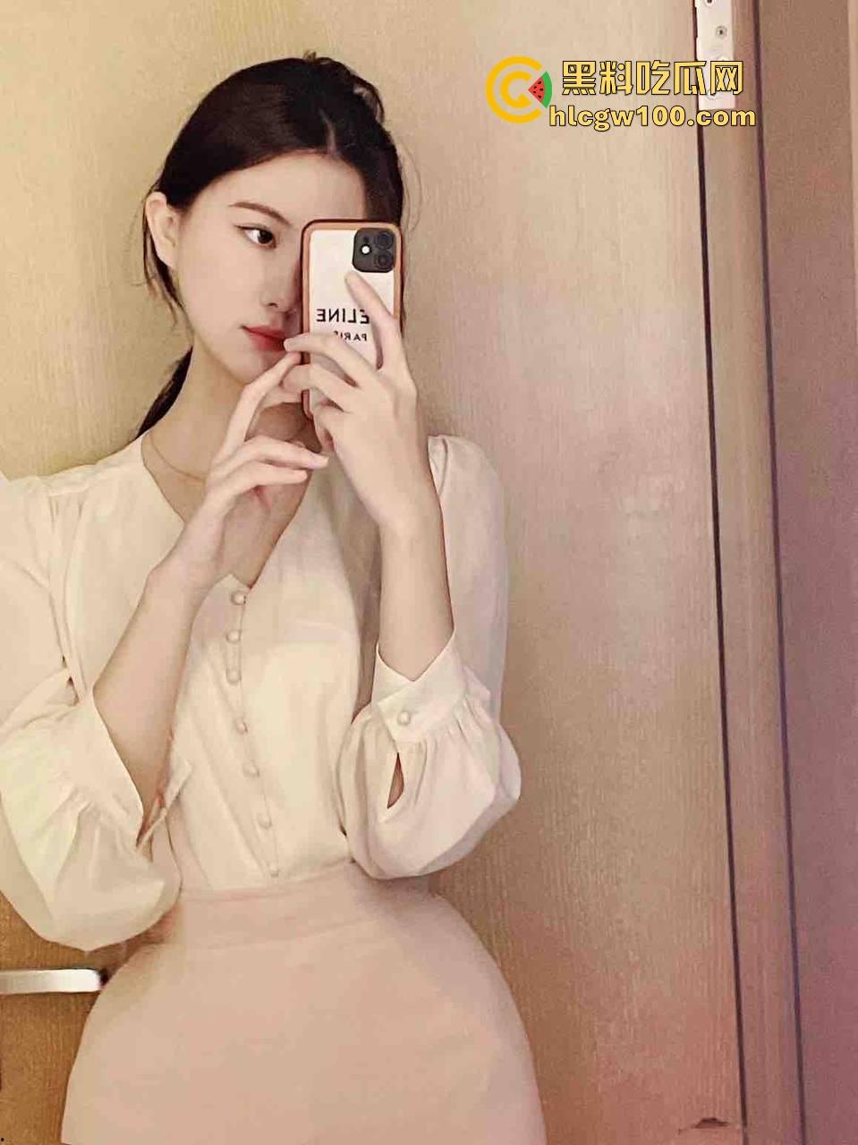 西安极品人妻【吴若曦】绿帽癖老公求单男3P，翘臀人妻百人斩目标，老婆被日老公撸到爽，骚到丧心病狂！