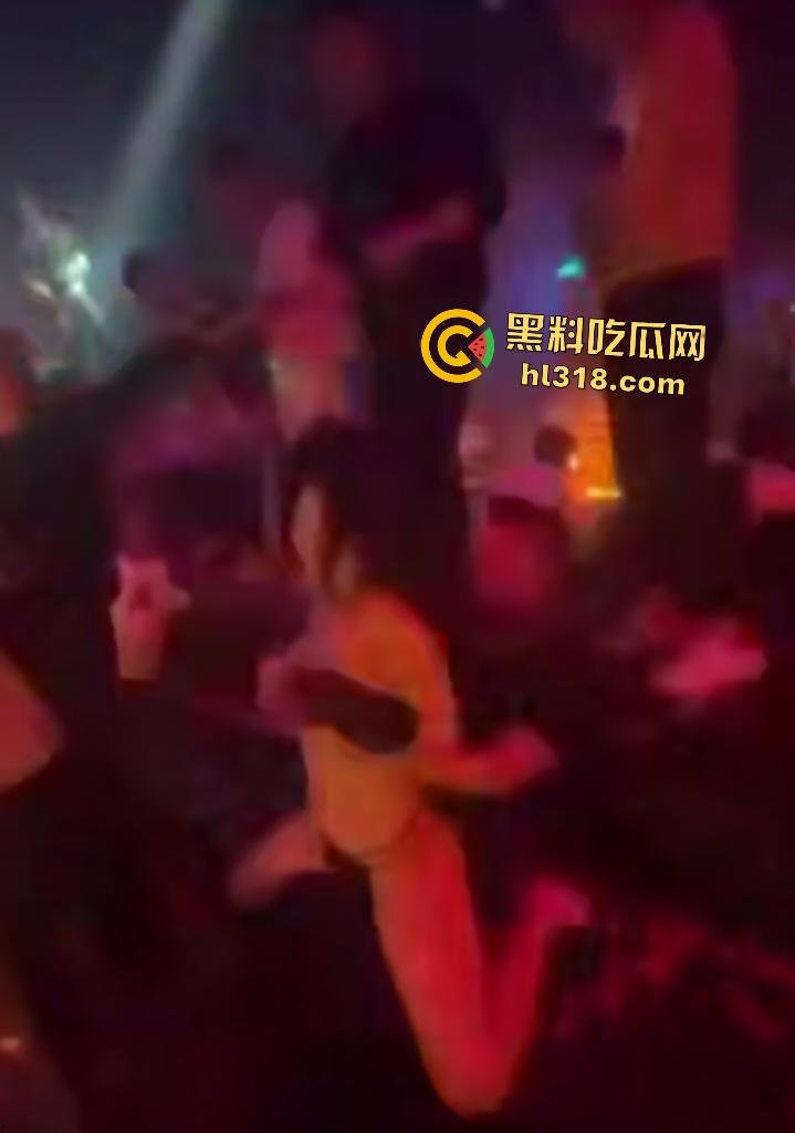 女友当面损男友背后变舔狗!在酒吧却是一个好女孩围着大哥转,胸罩被摘屁股当鼓敲!-5