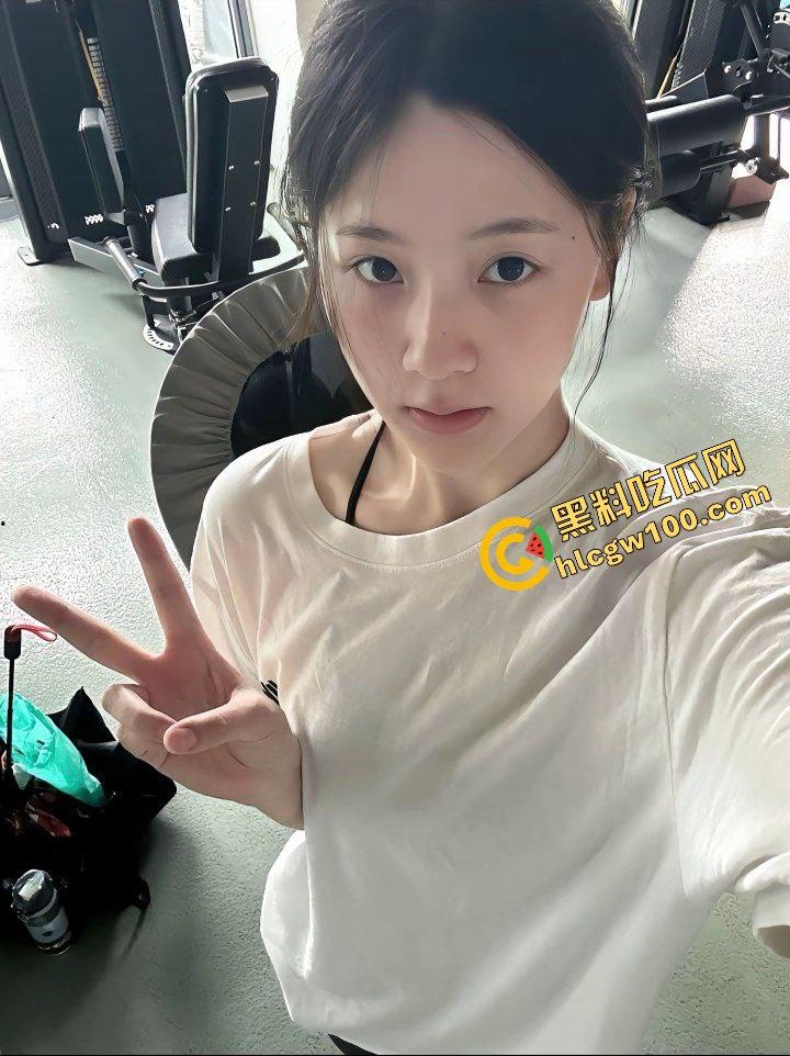 苏州经贸职业反差女大骚鸡【刘静语】本色出演发骚用牙刷自慰，露奶露逼淫荡至极！独家曝光流出！