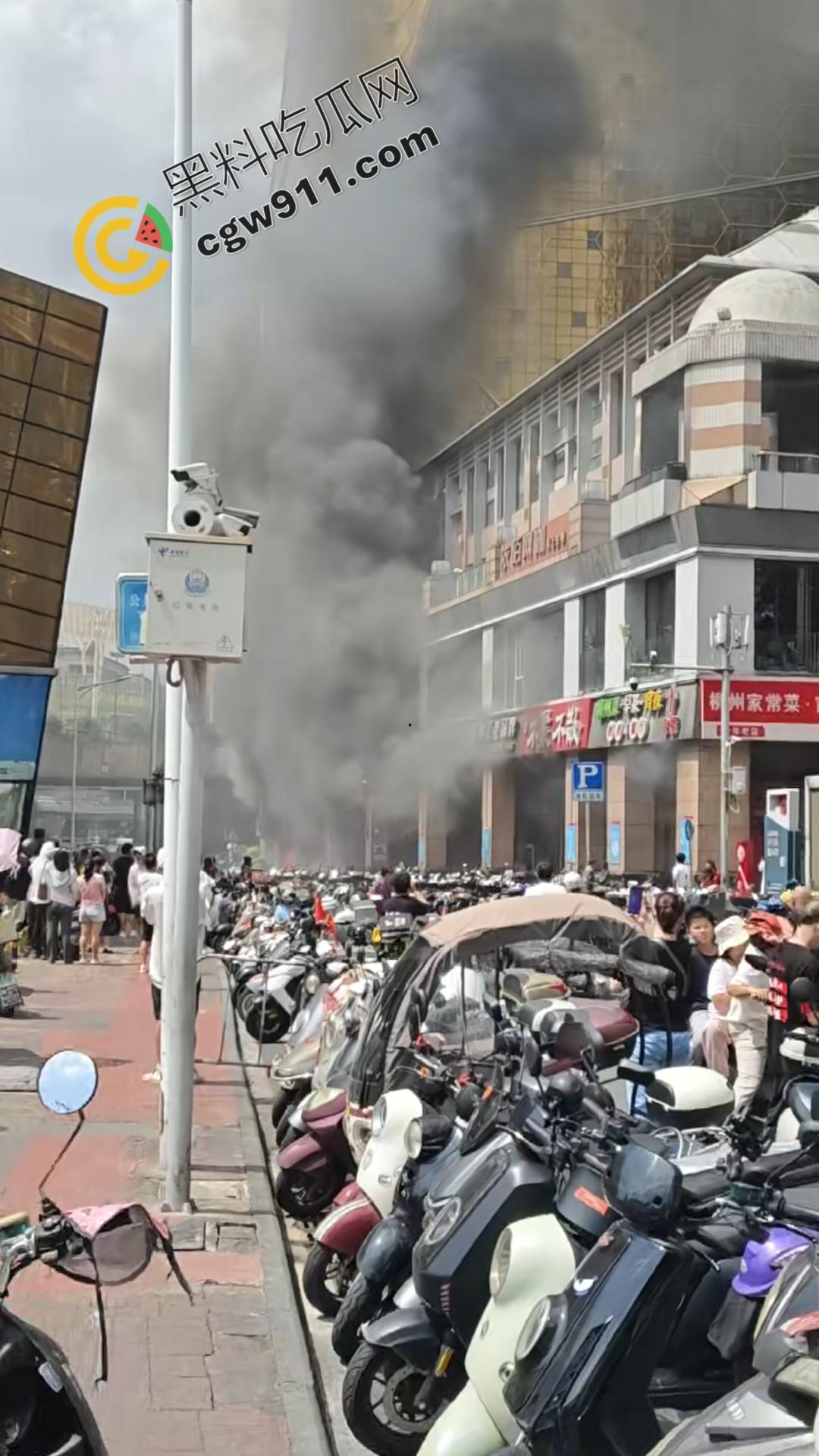 柳州曙光中路门面熊熊烈火爆炸，疯狂火舌肆虐，惊心动魄！消防救援迅速，国庆安全隐患值得深思