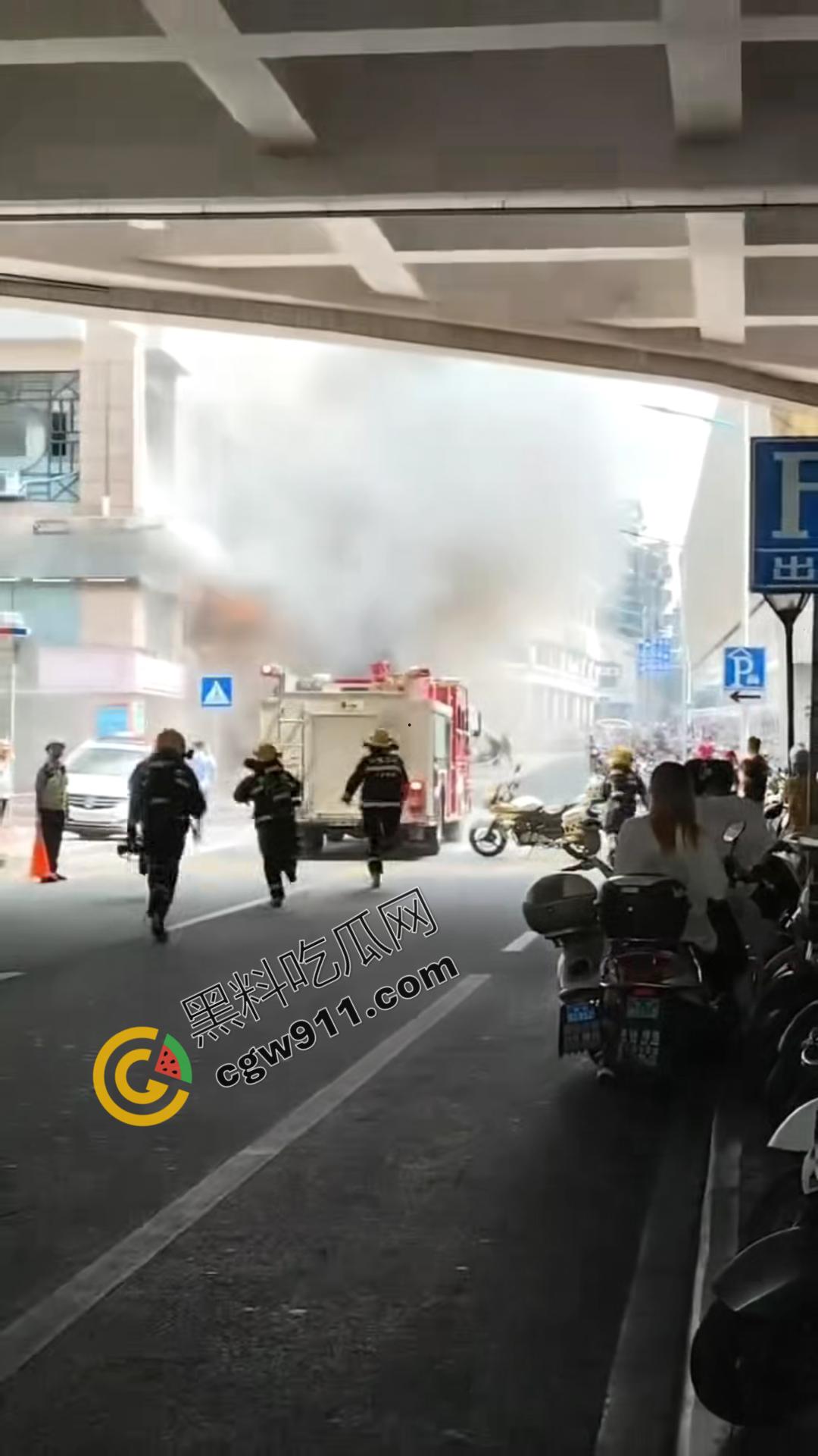 柳州曙光中路门面熊熊烈火爆炸，疯狂火舌肆虐，惊心动魄！消防救援迅速，国庆安全隐患值得深思-7