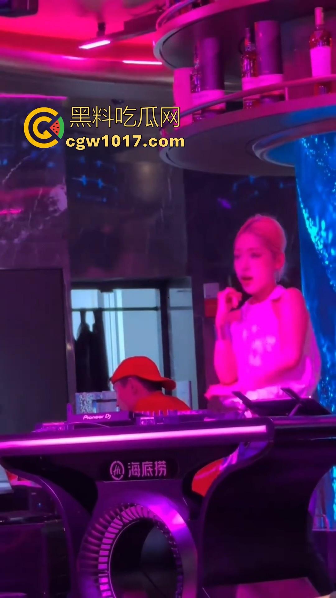 不是兄弟你跟我说这是海底捞？现在吃个火锅都卷成这样了嘛，不知道的以为在夜店呢，还有男模女DJ！