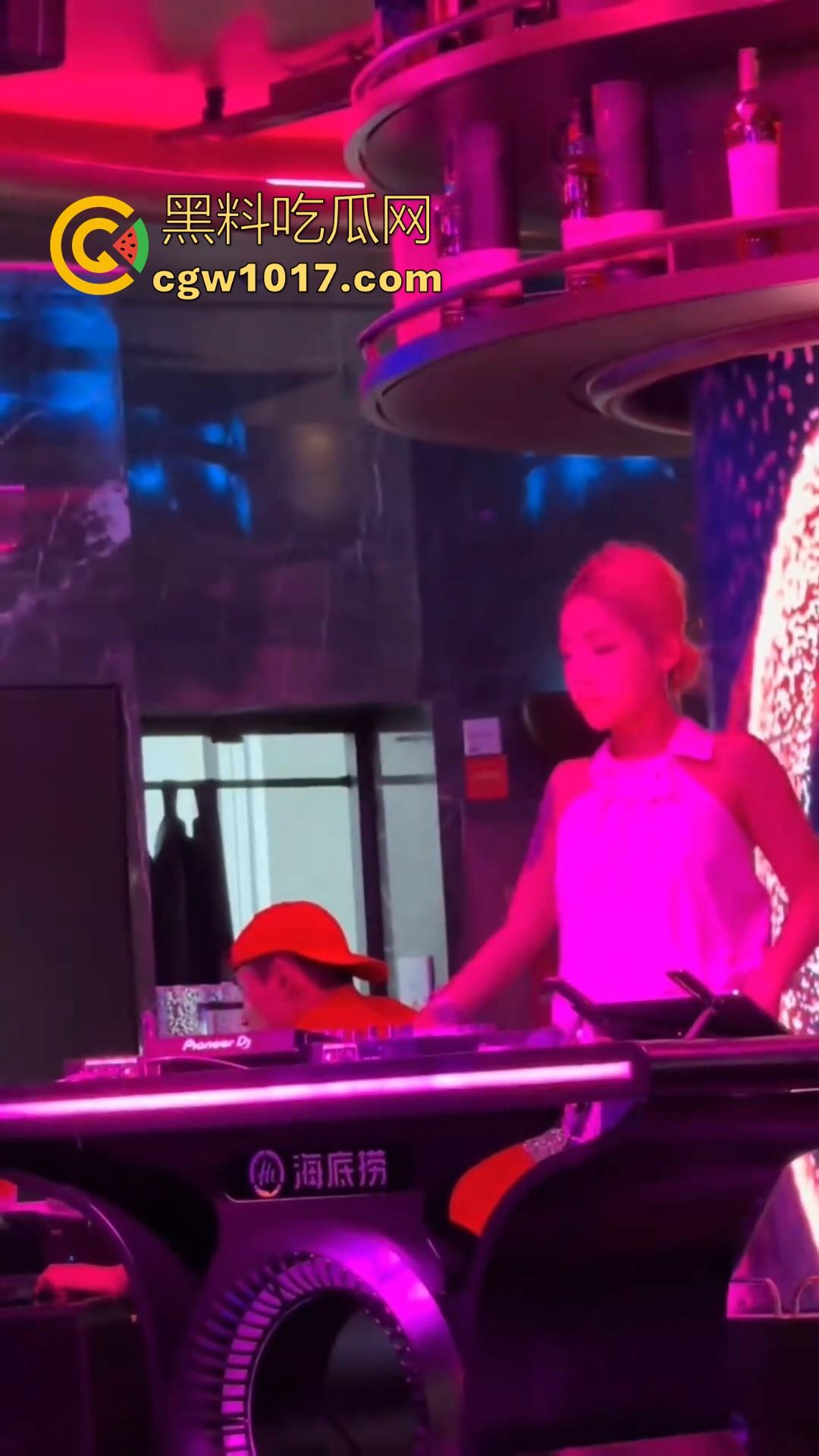 不是兄弟你跟我说这是海底捞？现在吃个火锅都卷成这样了嘛，不知道的以为在夜店呢，还有男模女DJ！