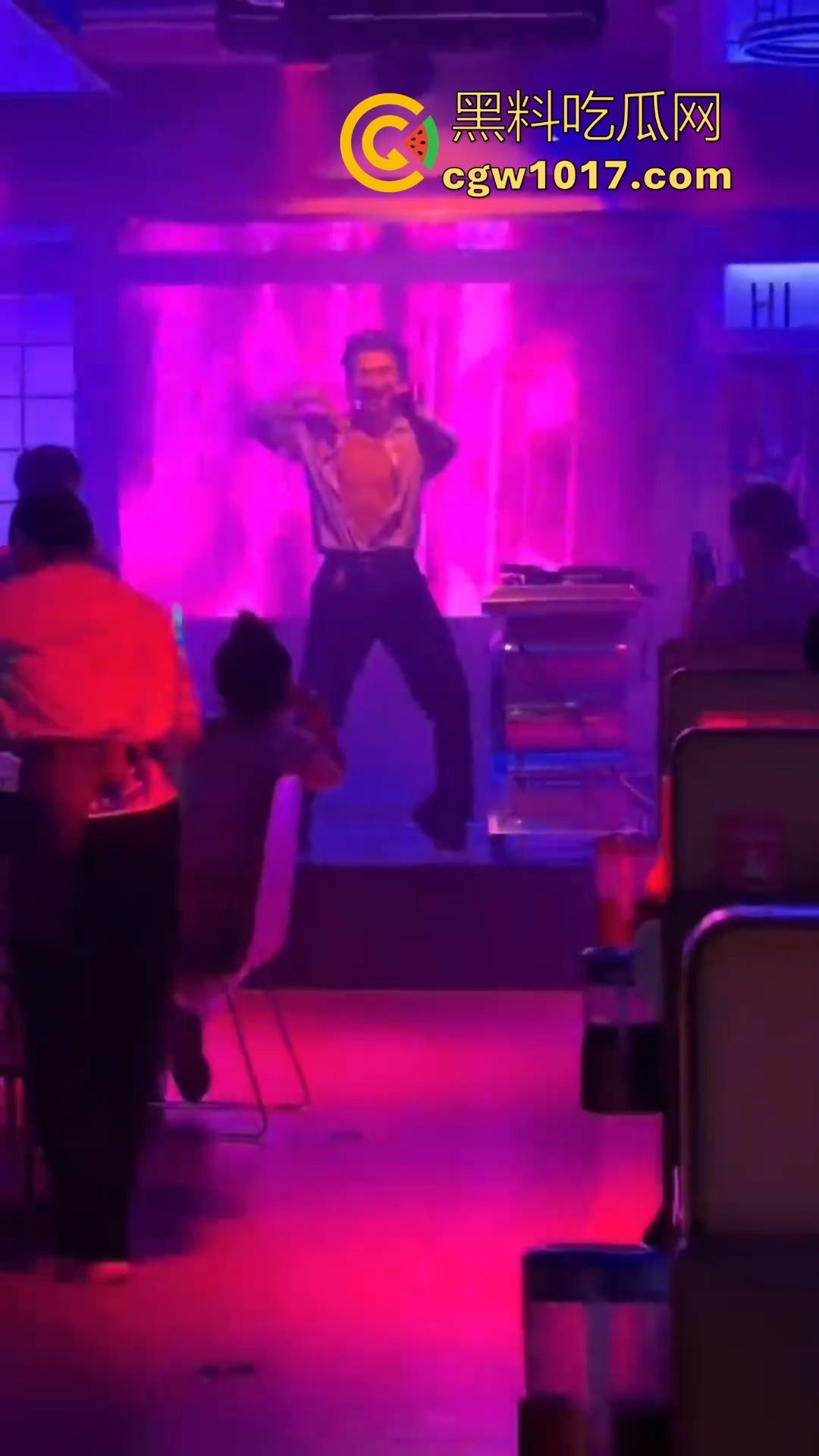 不是兄弟你跟我说这是海底捞？现在吃个火锅都卷成这样了嘛，不知道的以为在夜店呢，还有男模女DJ！