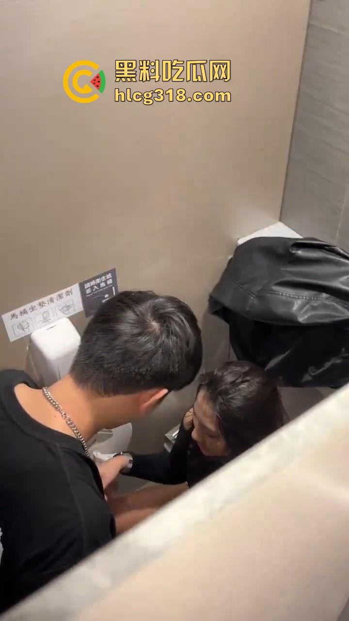 高颜值极品美女厕所偷情，高挑模特身材，男友鸡巴还没多硬呢就迫不及待想要，真是骚气十足！