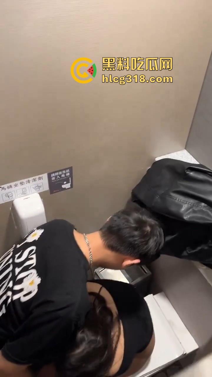 高颜值极品美女厕所偷情，高挑模特身材，男友鸡巴还没多硬呢就迫不及待想要，真是骚气十足！-4