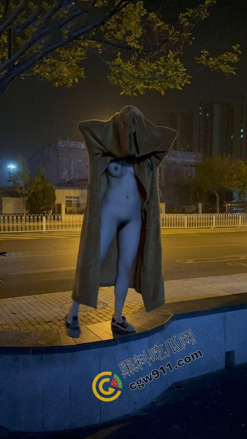 上海交通大学眼镜妹【胡丽敏】户外各种极限露出，翘臀巨乳 粉嫩肥穴被爆操，淫水狂流不止-1