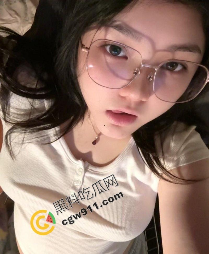 上海交通大学眼镜妹【胡丽敏】户外各种极限露出，翘臀巨乳 粉嫩肥穴被爆操，淫水狂流不止-5