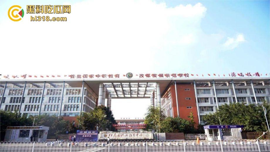 四川仁寿第二职高，小情侣楼梯间激情性爱，少女墙角舔屌被偷拍，在校园上演活春宫，刺激无比！-1