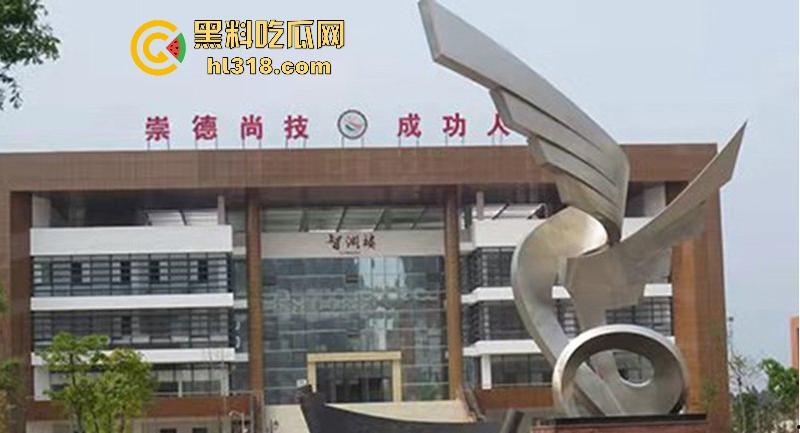 四川仁寿第二职高，小情侣楼梯间激情性爱，少女墙角舔屌被偷拍，在校园上演活春宫，刺激无比！-3