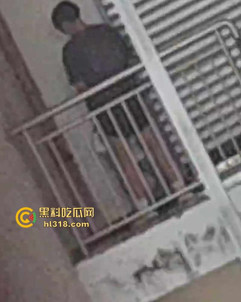 四川仁寿第二职高，小情侣楼梯间激情性爱，少女墙角舔屌被偷拍，在校园上演活春宫，刺激无比！-9