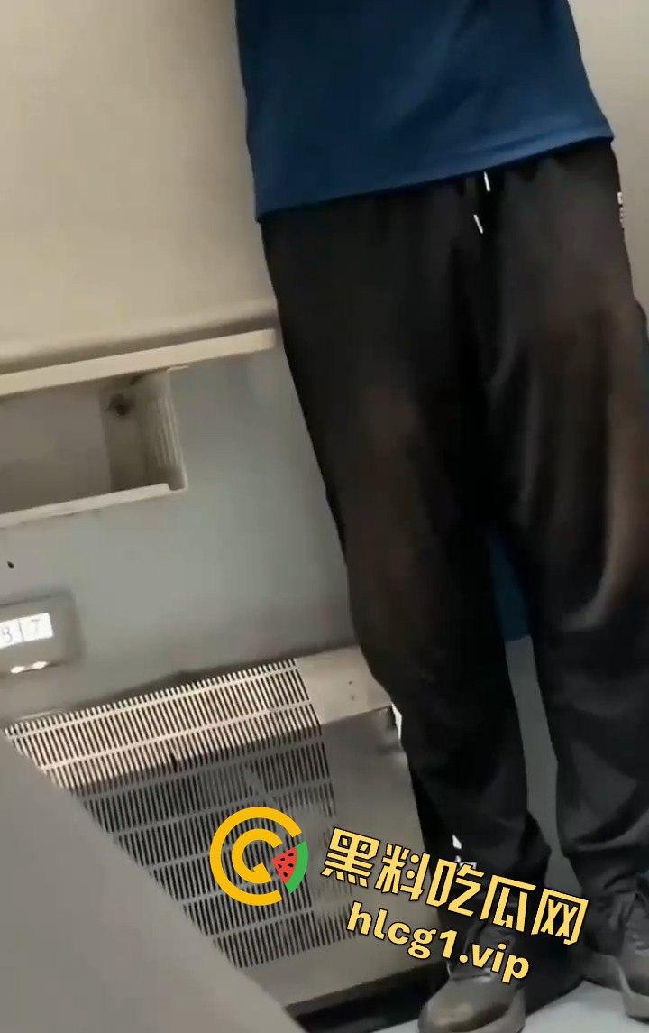 火车硬卧激情调教！女友当众玩弄自慰棒，场面劲爆让人屏息！-2