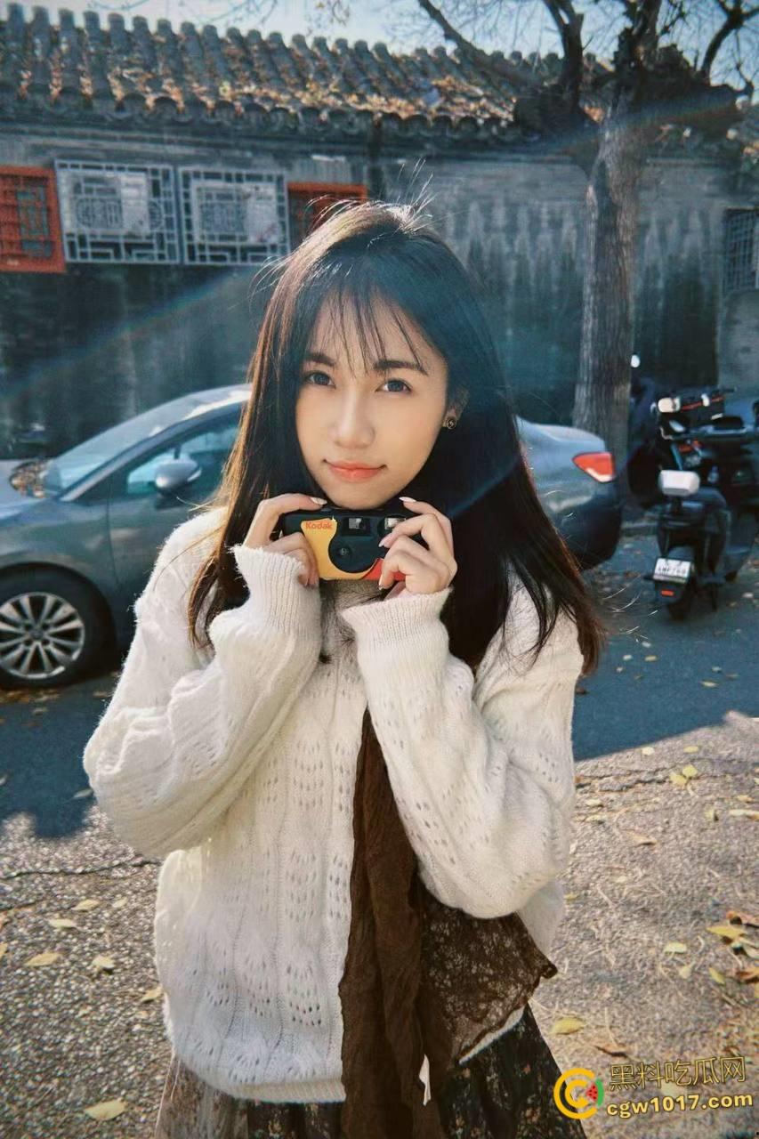 姐姐小产过后性欲望更大了，玩着手机就来脱我裤子，边自慰边给我口交，主动骑乘把我大屌夹的紧紧的，全射在小穴里 ！