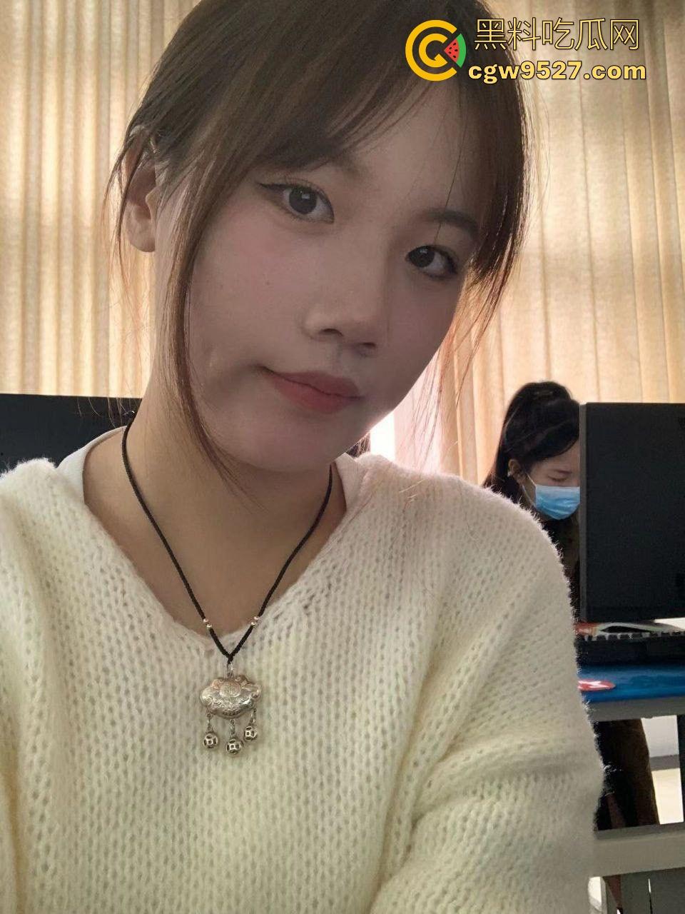 热心男子勇救落水女子,还知道从背后救,挺专业的,摇摇晃晃推到岸边,下次这种落水女子麻烦让我来救!-1