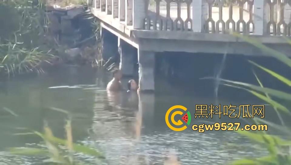 热心男子勇救落水女子,还知道从背后救,挺专业的,摇摇晃晃推到岸边,下次这种落水女子麻烦让我来救!-6