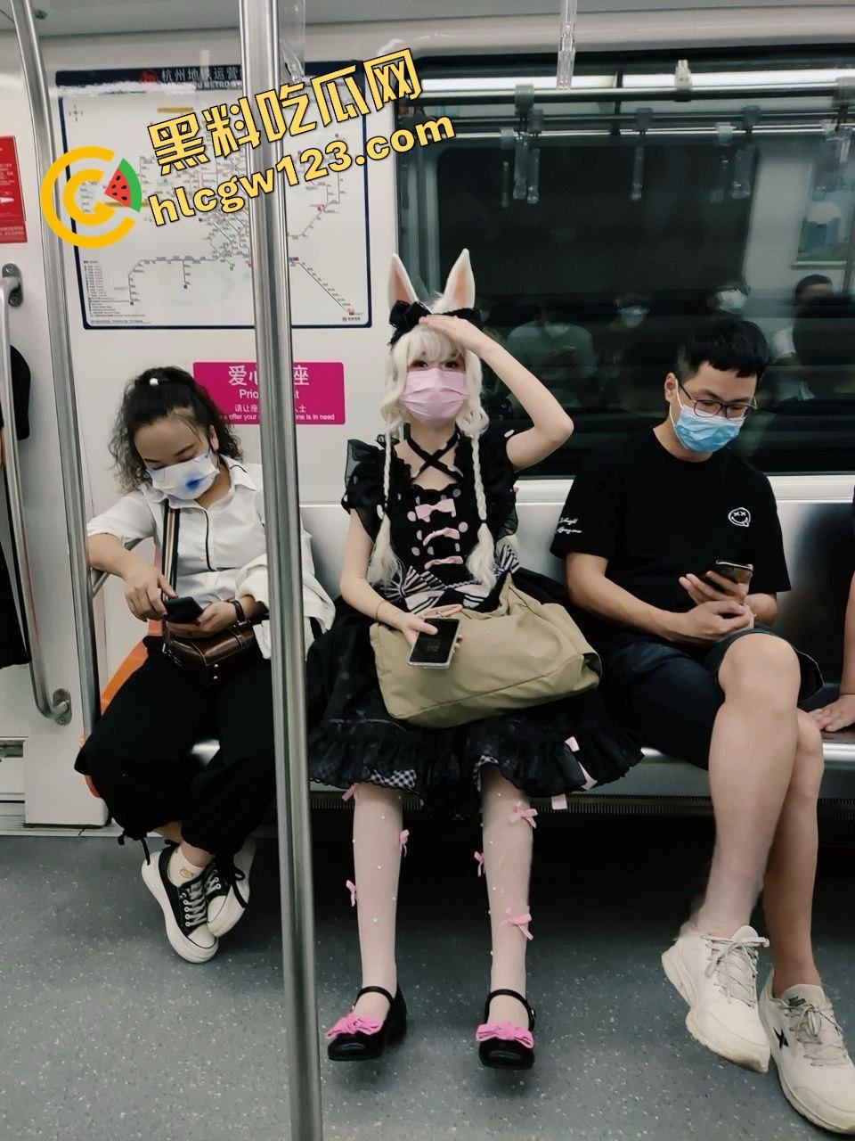 COS清纯学生妹【江伊曼】玩蔡文姬装扮被金主操翻,回家还穿着COS服趴着口交!-2